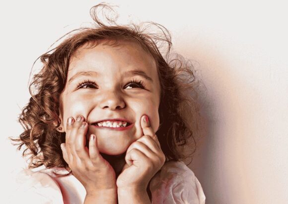 happy little girl in studio Diş Çürüğü nedir?